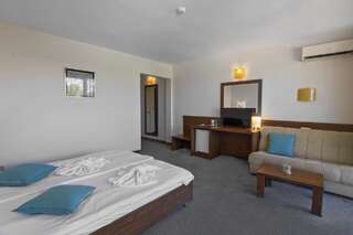 Отель Hotel Glarus Beach Солнечный Берег Двухместный номер с 1 кроватью или 2 отдельными кроватями-8