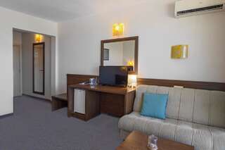 Отель Hotel Glarus Beach Солнечный Берег Двухместный номер с 1 кроватью или 2 отдельными кроватями-9