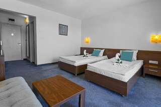 Отель Hotel Glarus Beach Солнечный Берег Двухместный номер с 1 кроватью или 2 отдельными кроватями-1
