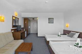 Отель Hotel Glarus Beach Солнечный Берег Двухместный номер с 1 кроватью или 2 отдельными кроватями-2
