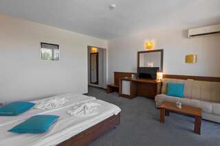 Отель Hotel Glarus Beach Солнечный Берег Двухместный номер с 1 кроватью или 2 отдельными кроватями-15