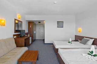 Отель Hotel Glarus Beach Солнечный Берег Двухместный номер с 1 кроватью или 2 отдельными кроватями-16